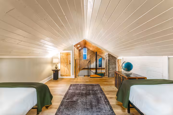 Loft guest room with twin beds